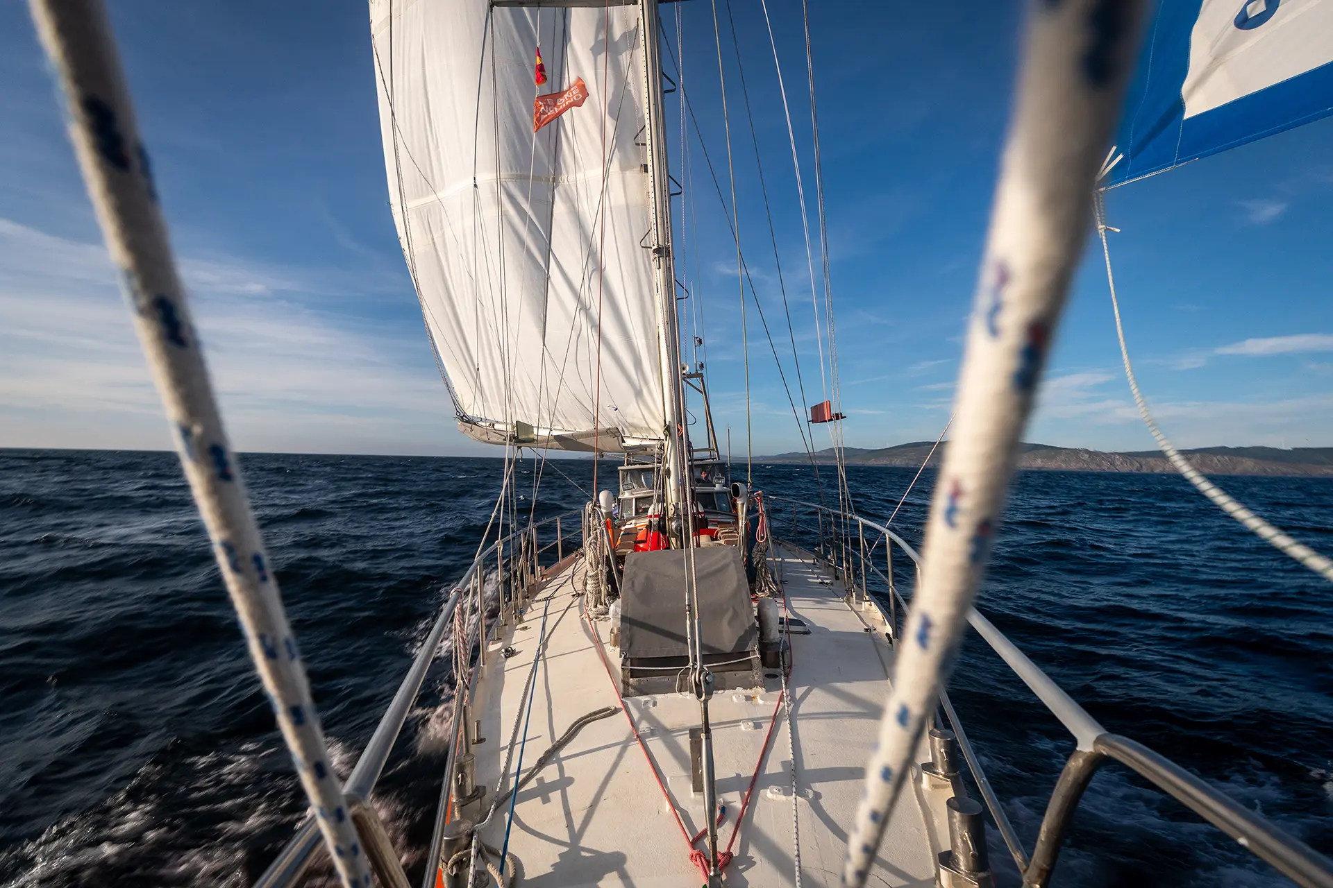 Blick vom Bug nach hinten auf die Thetis II inklusive Mast und Segel.